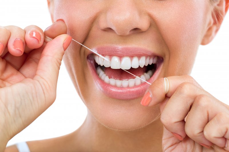 Are you really cleaning properly between your teeth? Here are 3 common mistakes that a lot of people make while flossing. 